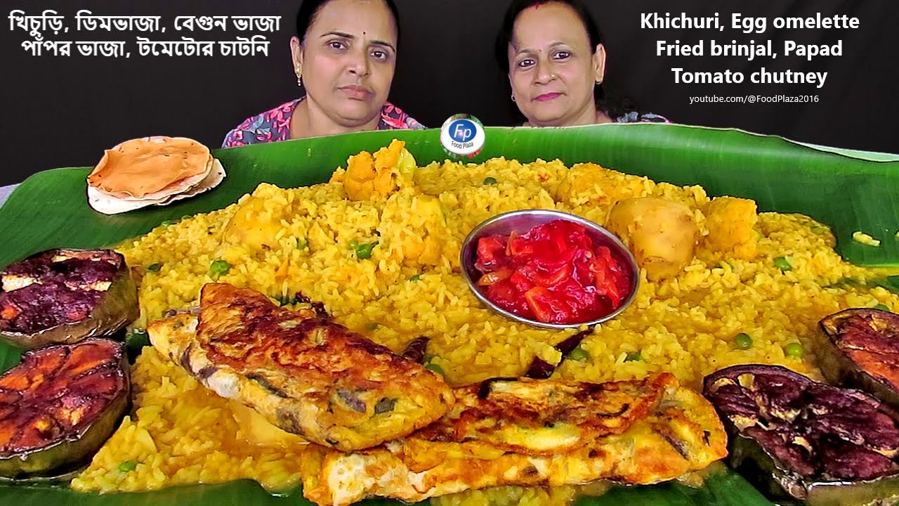 HUGE KHICHURI / KHICHDI EGG OMELETTE BRINJAL FRY CHATNI PAPAD TASTY LUNCH FOOD HOTCHPOTCH EATING