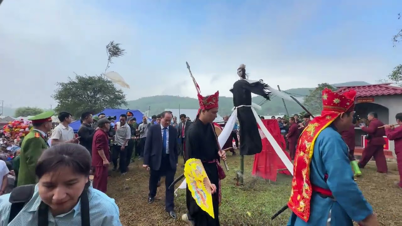 A festival attracted a large crowd of people who came to watch, and the shaman also performed the 