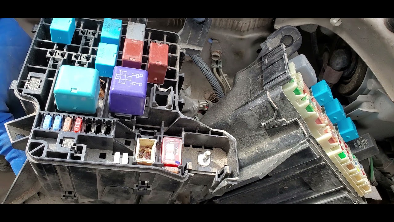 2002/2007 Toyota Camry How to Replace The 120 AM Fuse After the Car was Wrong Jump started part 2