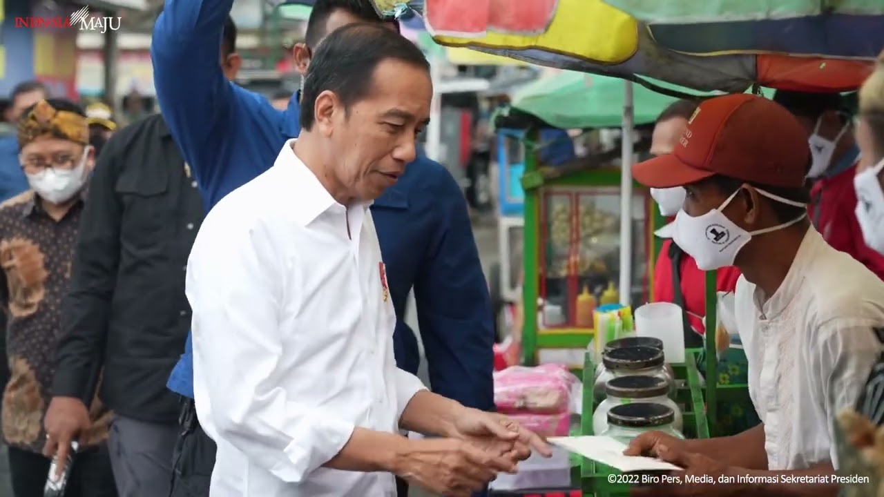 Presiden Jokowi Cek Harga Bahan Pokok dan Serahkan Bansos di Pasar Cigombong Bogor, 23 Desember 2022