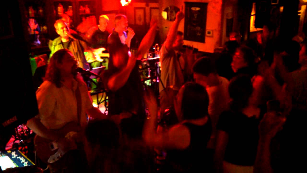 Sample of the Sofa Kings still energizing the crowd after hours of playing!