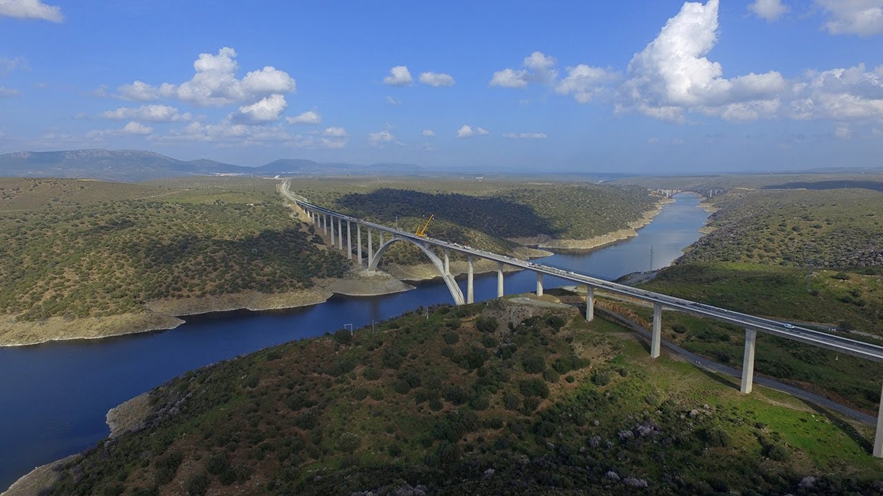 Viaducto sobre el río Tajo AVE Madrid - Extremadura