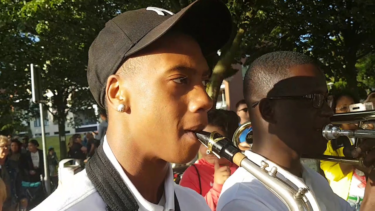 Brassband the originals uit Almere bij de avond vierdaagse in Nieuw Sloten Amsterdam 2019