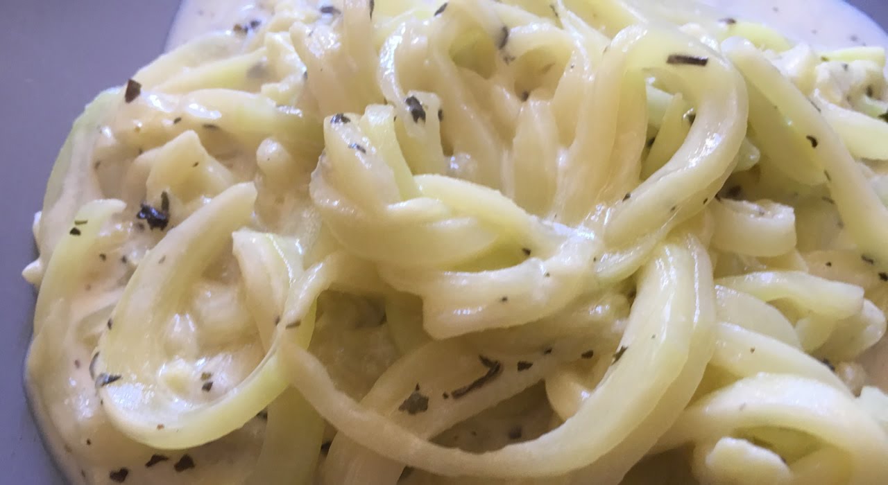 Espaguetis de calabacin con salsa de queso