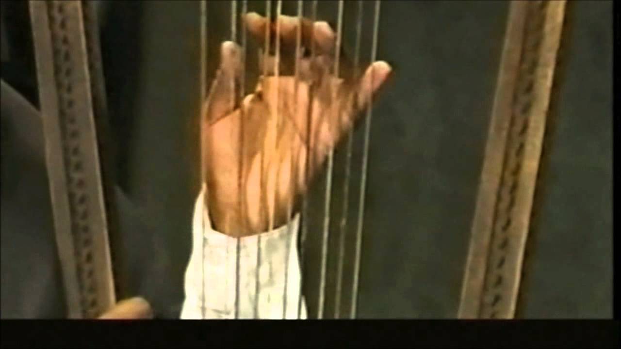 Alemu Aga from Ethiopia playing the Begenna - David Harp: Aba Geragn Mote