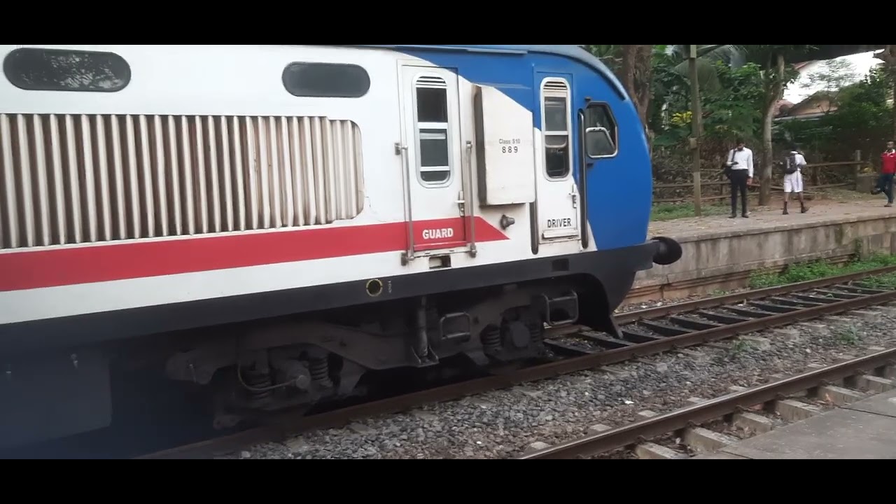 Class S10 stopping at Ganemulla Railway Station#train #srilankatrain #railway #srilanka