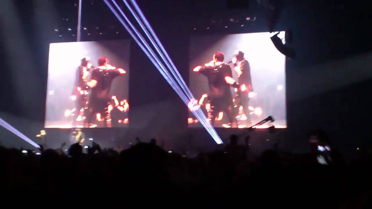 Jay Z & Kanye West - Niggas in Paris - Manchester MEN Arena 12th June 2012.mp4