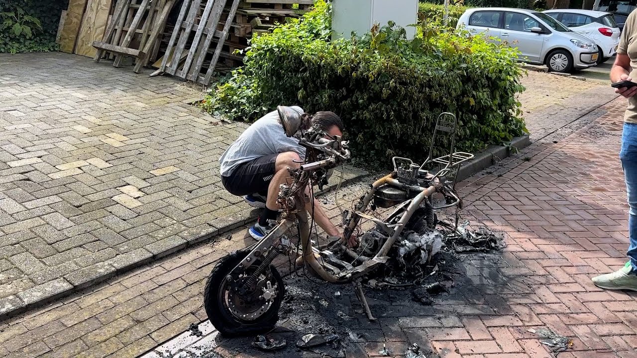 Scooter vliegt in brand tijdens rit in Kerkrade: bestuurder ongedeerd maar veel schade