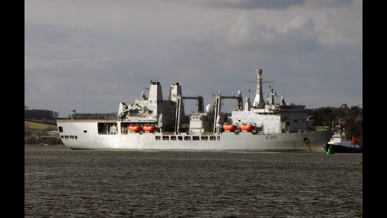 RFA FORT VICTORIA A387 IS MANOUVRED AND TURNED IN THE RIVER TAMAR AT DEVONPORT - 25th January 2021