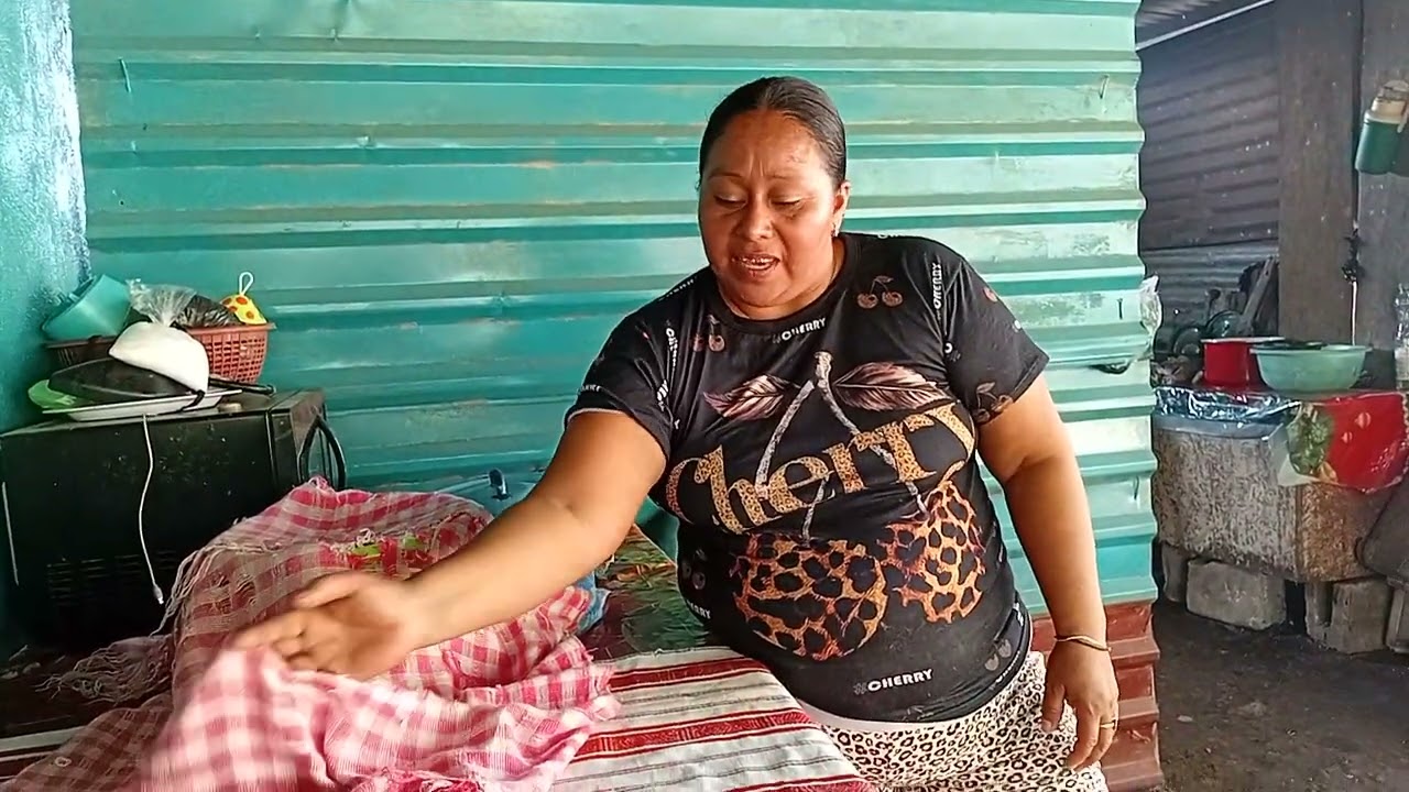Rosa ahora ase unos deliciosos tacos mixtos quele encargaron