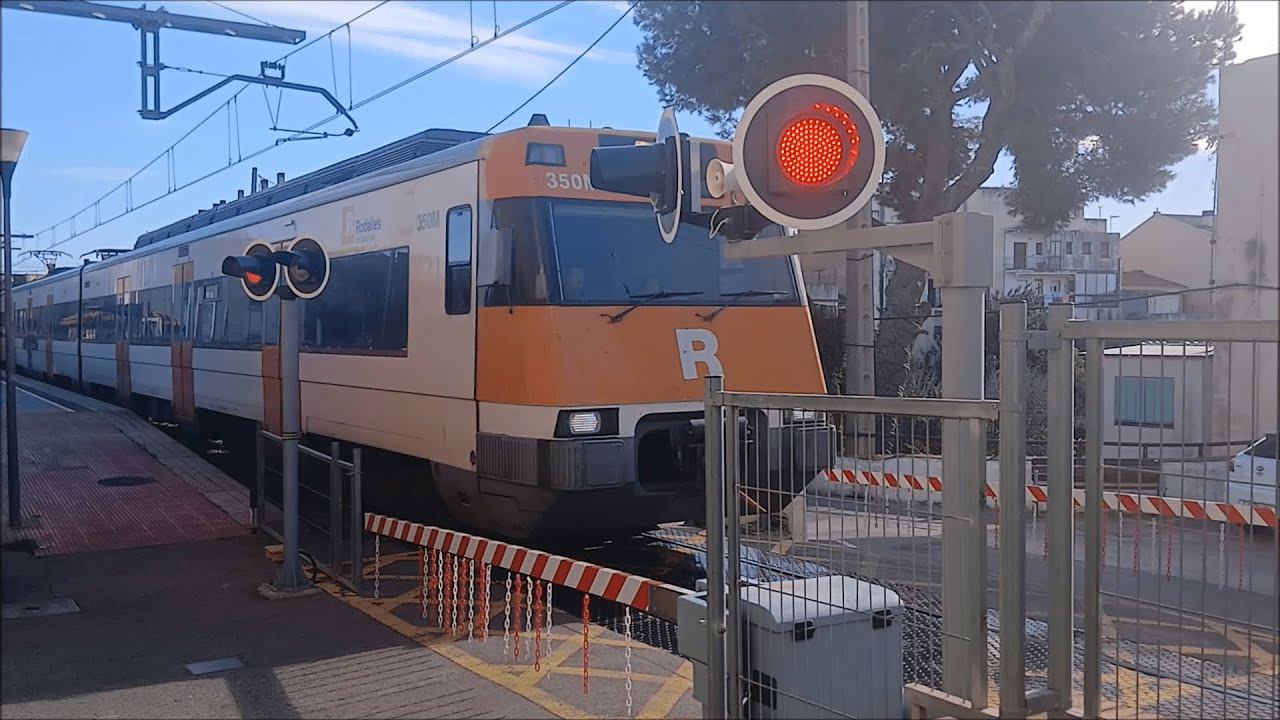 Paso a nivel con barreras en Roda de Mar