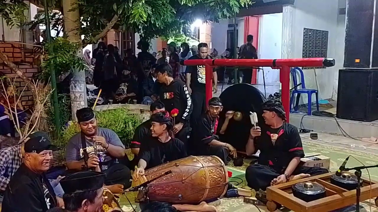 TABUHAN REOG SINGO UMBORO  GAYENG PIMPIN MAS ANDIK PORWOSARI RUMAH BONADI QITANAN MAS VAREL LIVE
