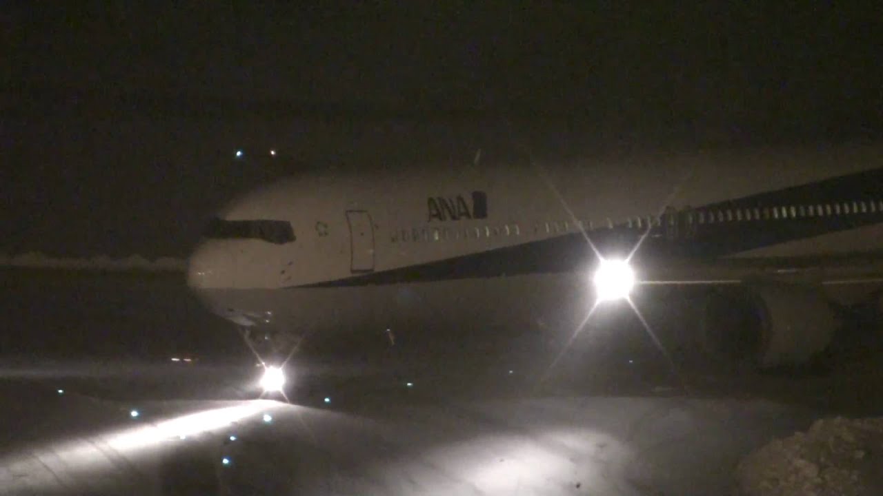 [HD] 雪の富山空港 夜間着陸 B767-300 ANA891便 着陸からスポットインまで
