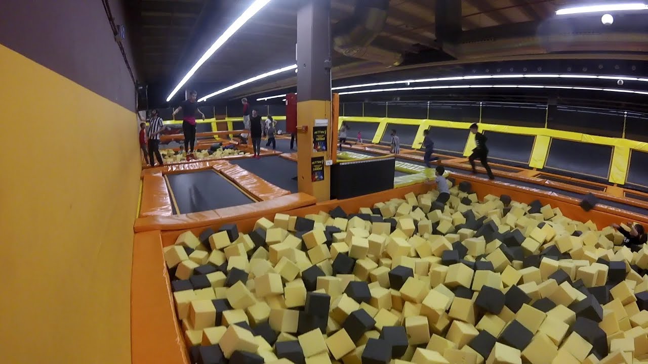 3 NOOBS VS TRAMPOLINE PARK #VLOG1