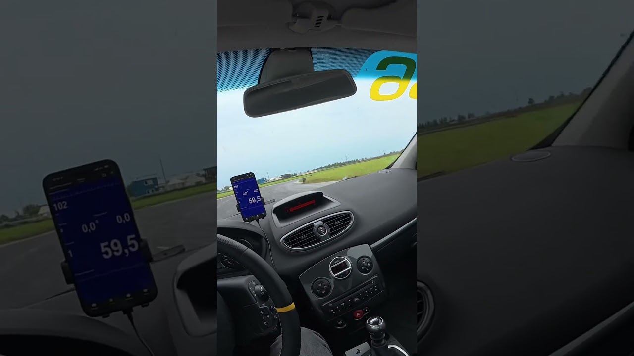 Повис на руле и улетел с трассы 😱 | Renault Clio RS. #crash #race #renaultsport   #automobile