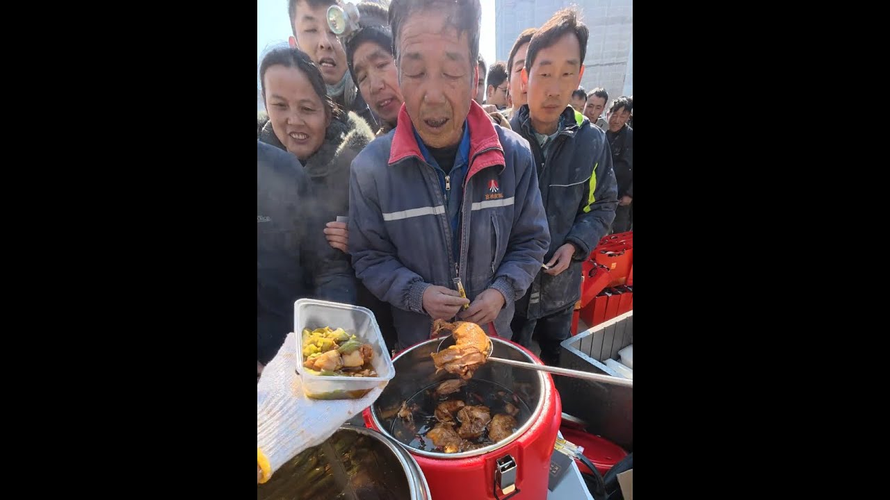 辣椒炒肉+小鸡腿+鸡蛋汤，冬天这样来一顿太美了！每个师傅还送一提坚果巧克力哦。