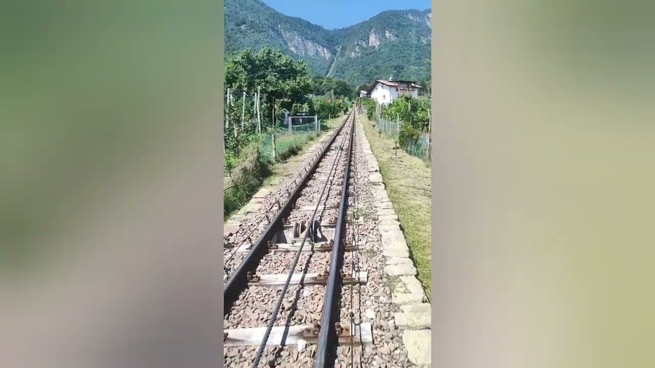 Die Standseilbahn Mendelbahn bei Kaltern in Südtirol hinauf zum Mendelpass