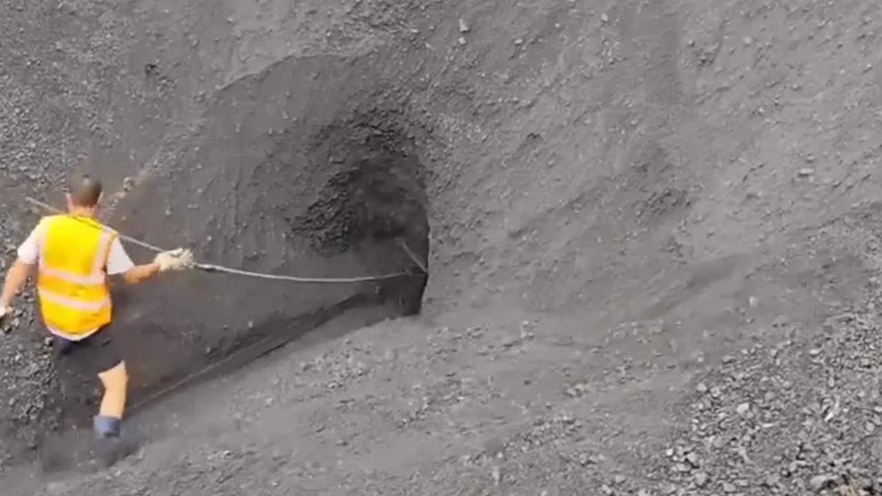 Amazing! The barge unloaded 4,000 tons of rocks  #Satisfying #Unloading #SandCargo