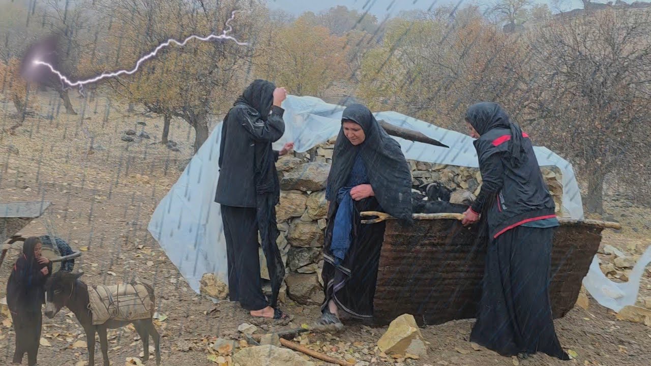 Сильный дождь в горах | Тяжелая жизнь кочевых девушек в зимние холода 🌧