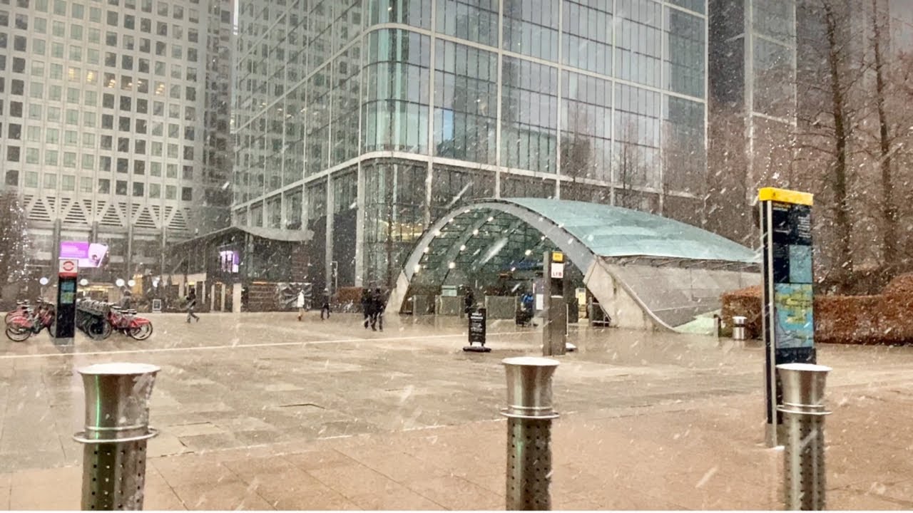 Snowing in London 2021 | The First Snow has Commenced - Canary Wharf, 4k Walk