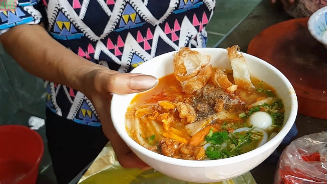 Vietnamese Udon Crab ( B&aacute;nh Canh Ghẹ ) Breakfast in Local Market Saigon Vietnam