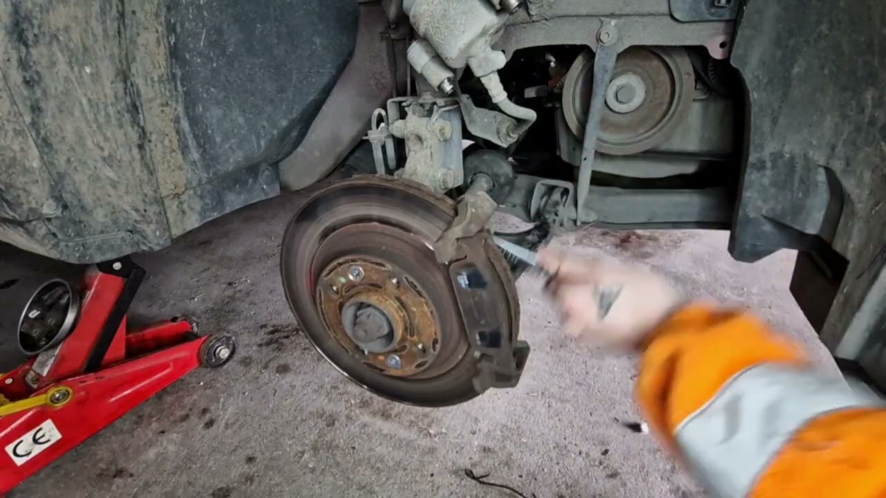 Remplacement disque et plaquettes de freins sur Dacia Sandero II