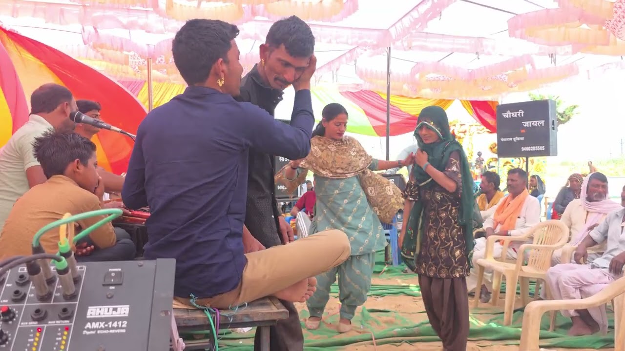 छेल भंवर रो कांगसियो पाणियारा ले गयी रे 