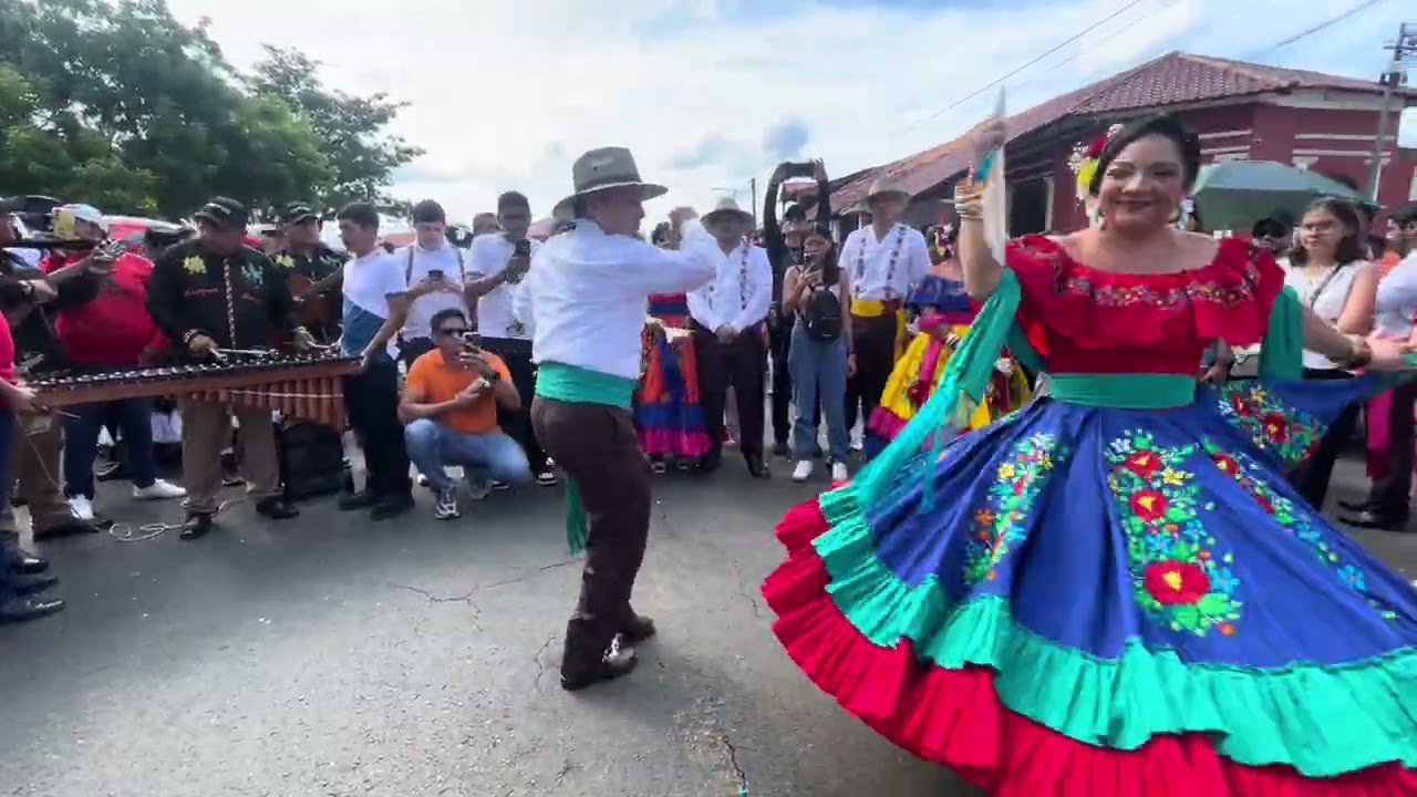 Jarabe: Las Muchachas. Bailan: Rita Palacios Mora y Bosco Ortega Berr&iacute;os