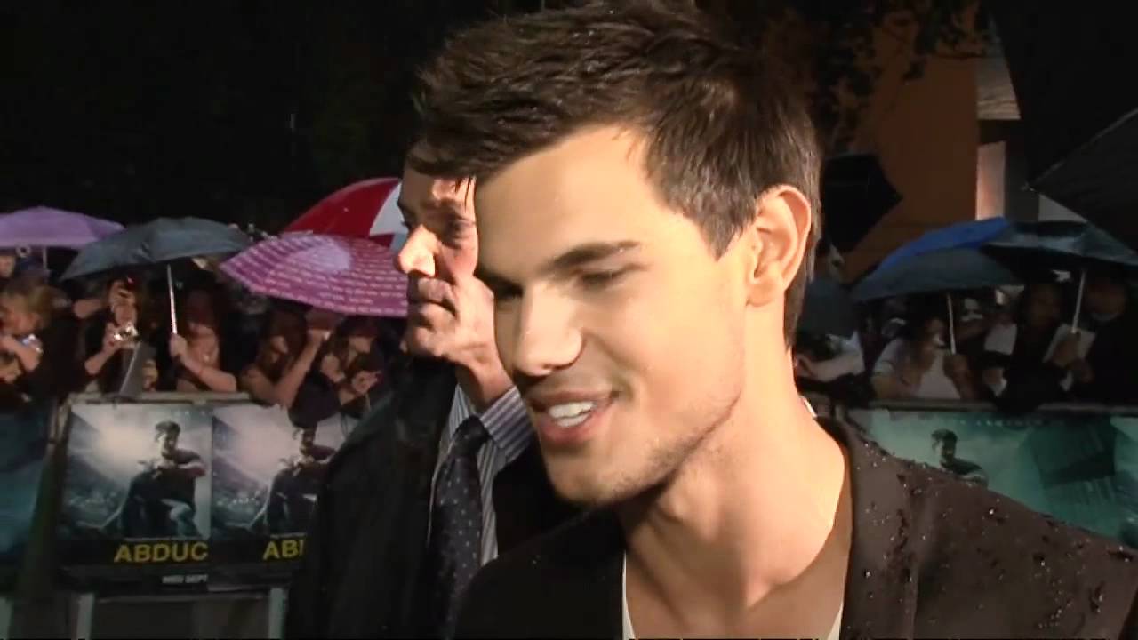Abduction's Taylor Lautner would date a fan