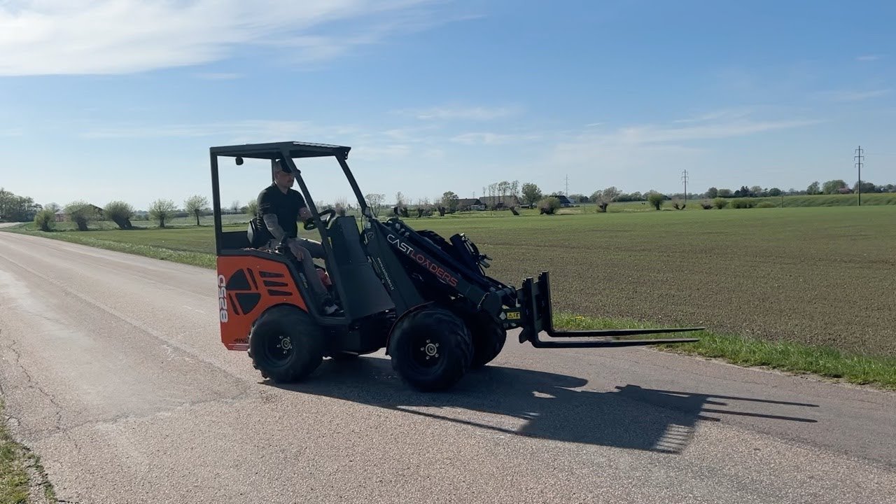 K&ouml;p Kompaktlastare Castloader 825D 4WD p&aring; Klaravik