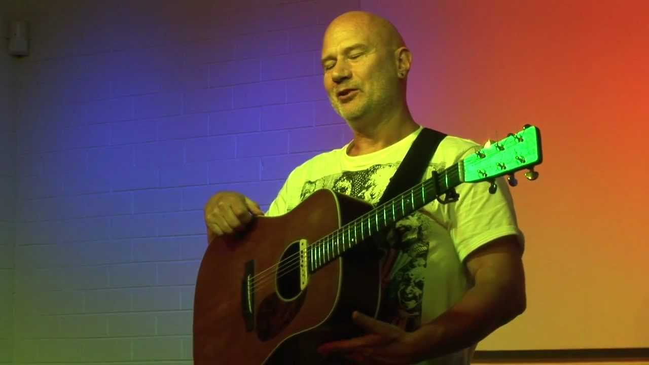 Everybody wants to be a bear - Dark Horses (Keith Donnelly & Flossie Malavialle)