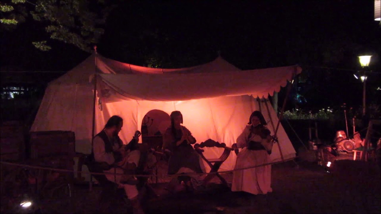 Folkmuziek op het Ton van de Venplein: Liedje! - 25-08-2017 - Efteling Negen Pleinen Festijn