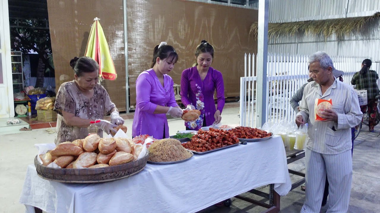 Ngày Mùng 1 Làm 120 Ổ Bánh Mì Chay và Nước Mía Tặng Bà Con từ Tấm Lòng Dì Ngọc Trinh | HQ #1801