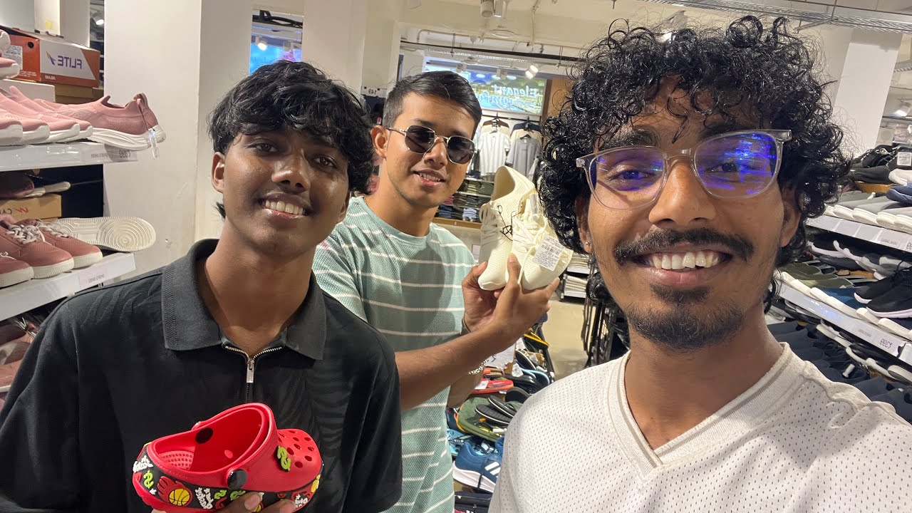 Shopping mall chale gaye 🤪