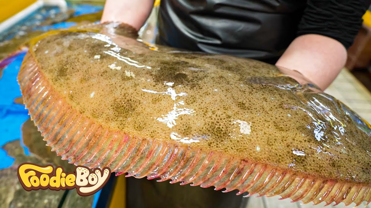 Нарезанные сырые гигантские камбалы и ассорти из морепродуктов