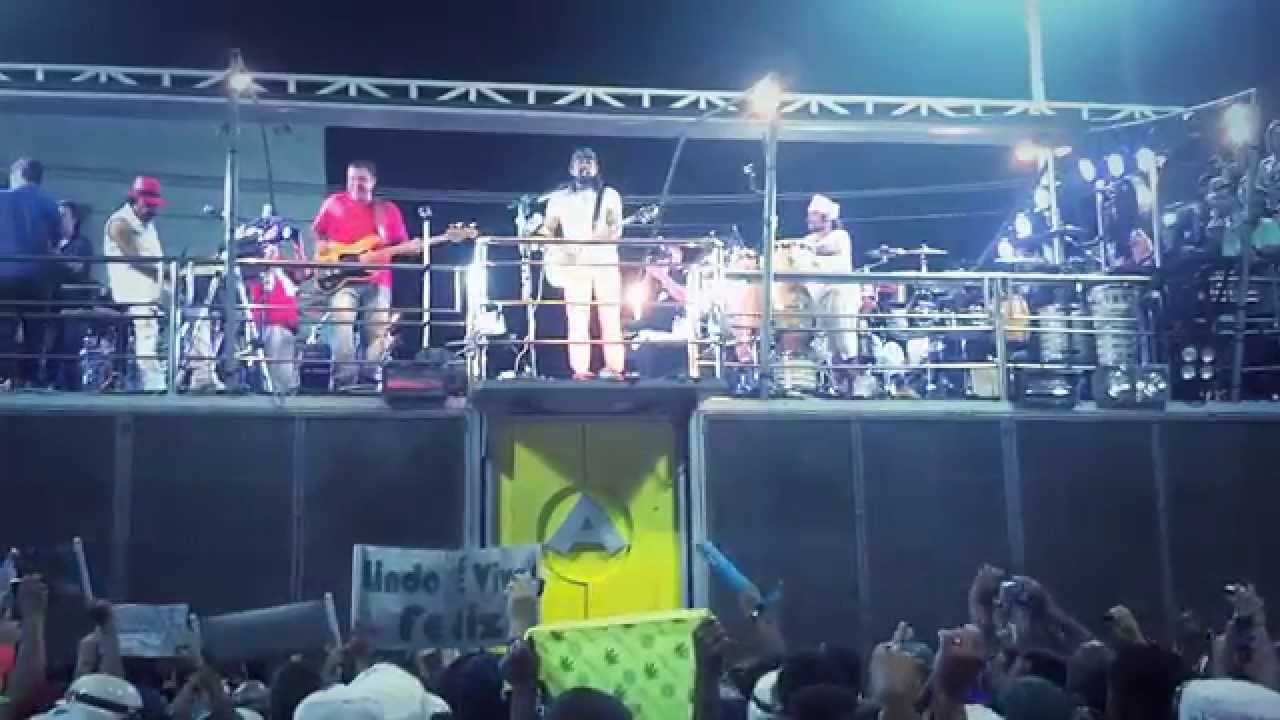 despedida de Bell Marques do chiclete com banana na praça castro alves  2014....