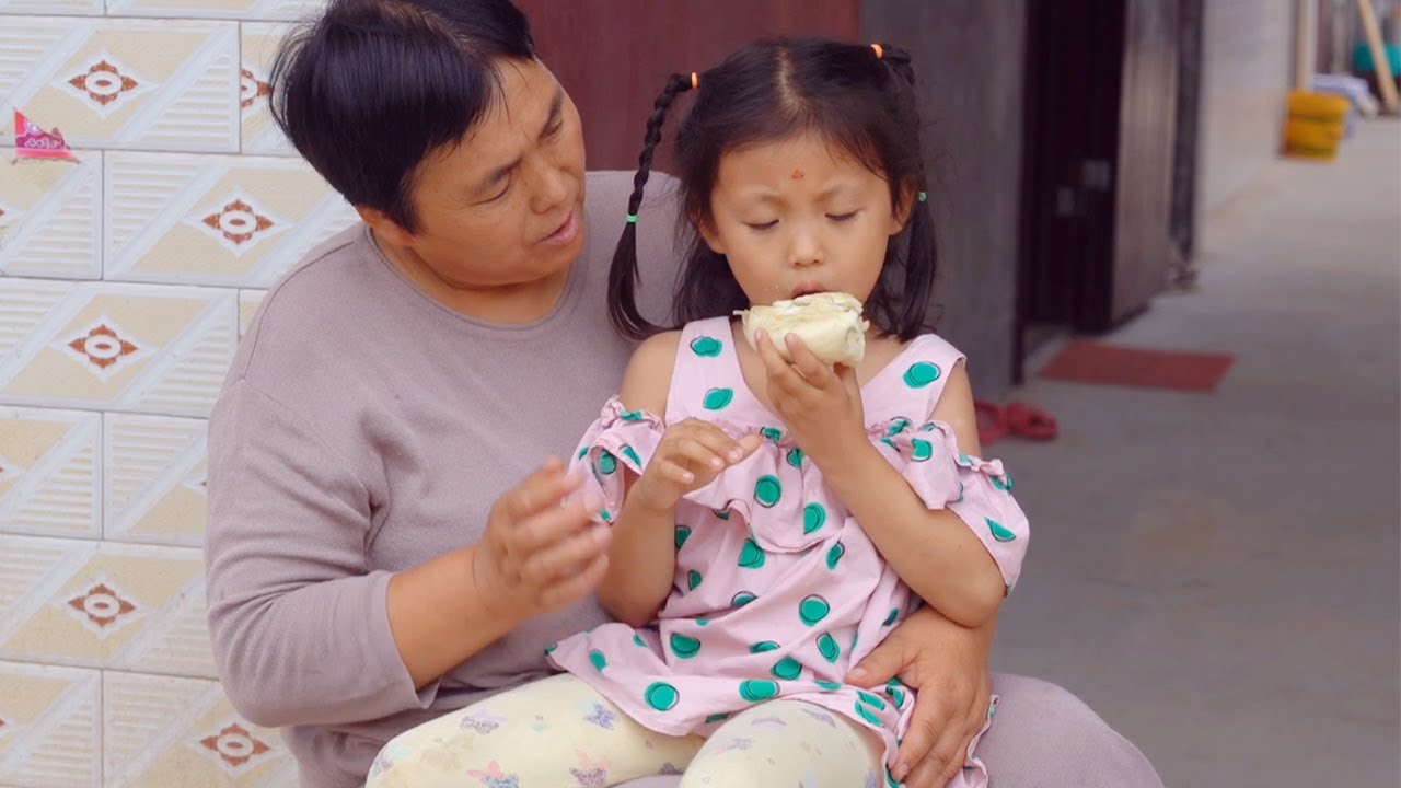 邻居送奶奶大笋瓜，奶奶蒸一锅超级大包子，看着都流口水【乡村的味道官方频道】