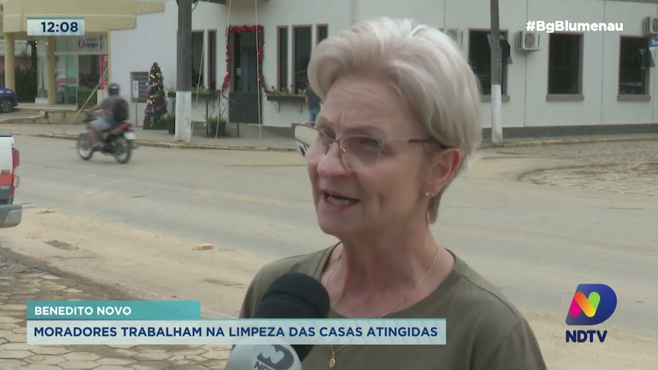 Moradores trabalham na limpeza das casas atingidas em Benedito Novo
