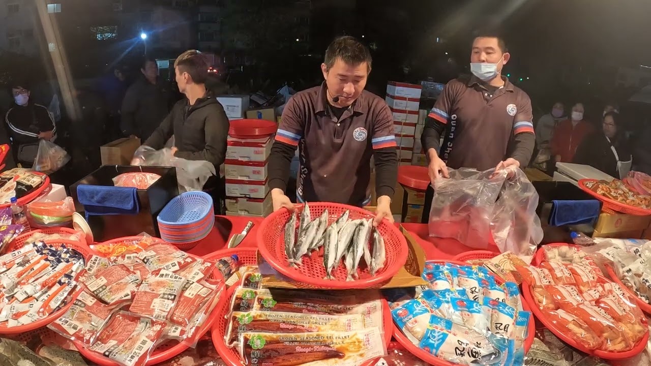 12  大尾鱸魚平均一尾只要銅板價~很便宜~要搶要快~ #嘉義趙又廷 #全晟海產 #週五嘉義彌陀夜市 #海鮮拍賣 #海鮮叫賣