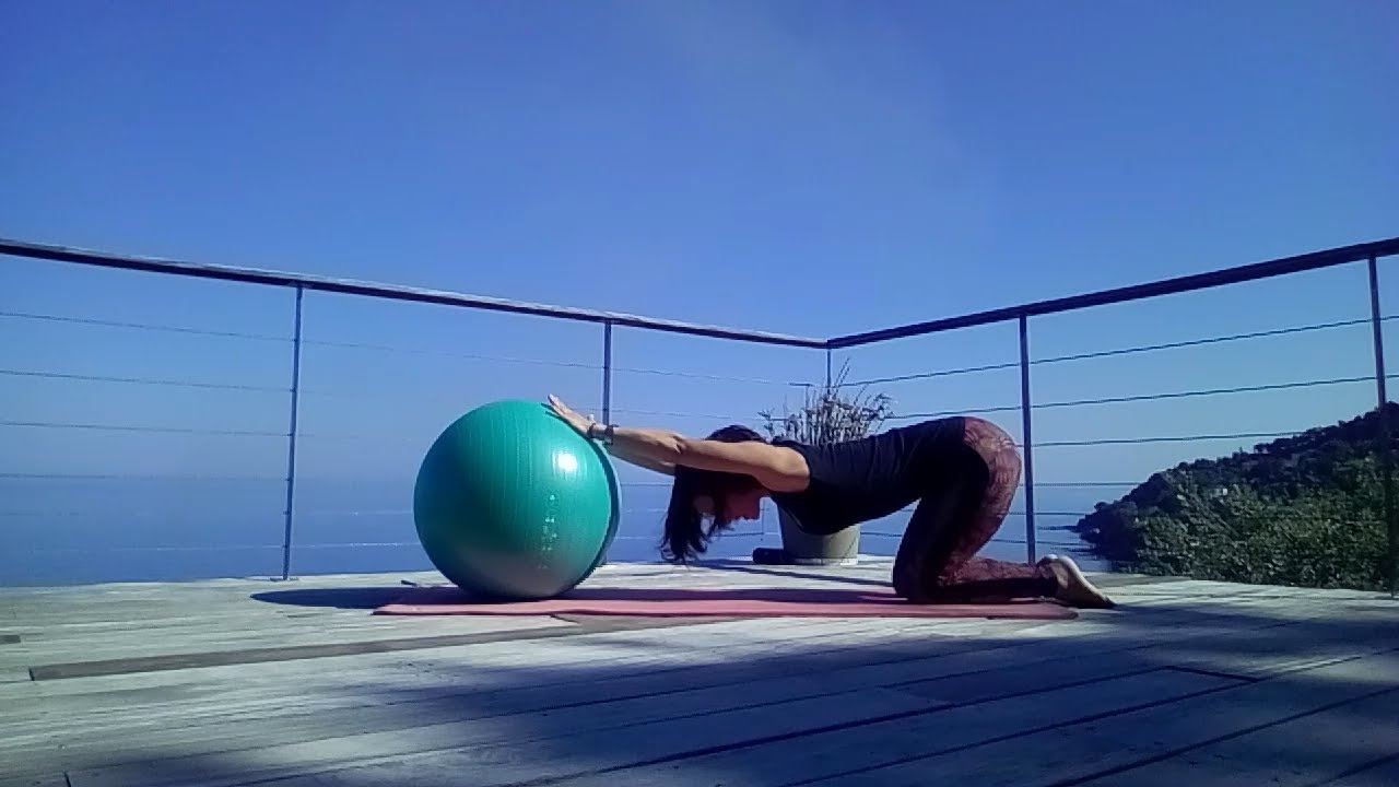 Étirements et détente du dos avec le Swiss Ball