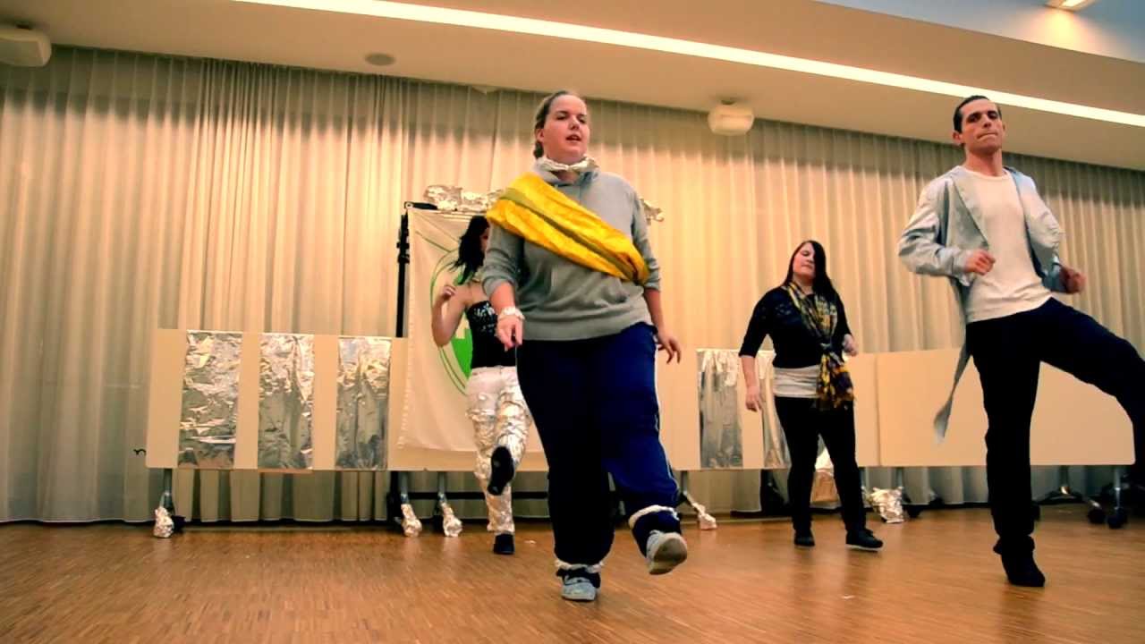 Dancing Lasha Tumbai