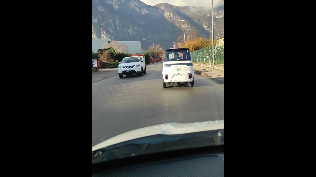 Поездка на автомобиле / Гардоло / Маккани, Италия / прекрасная погода