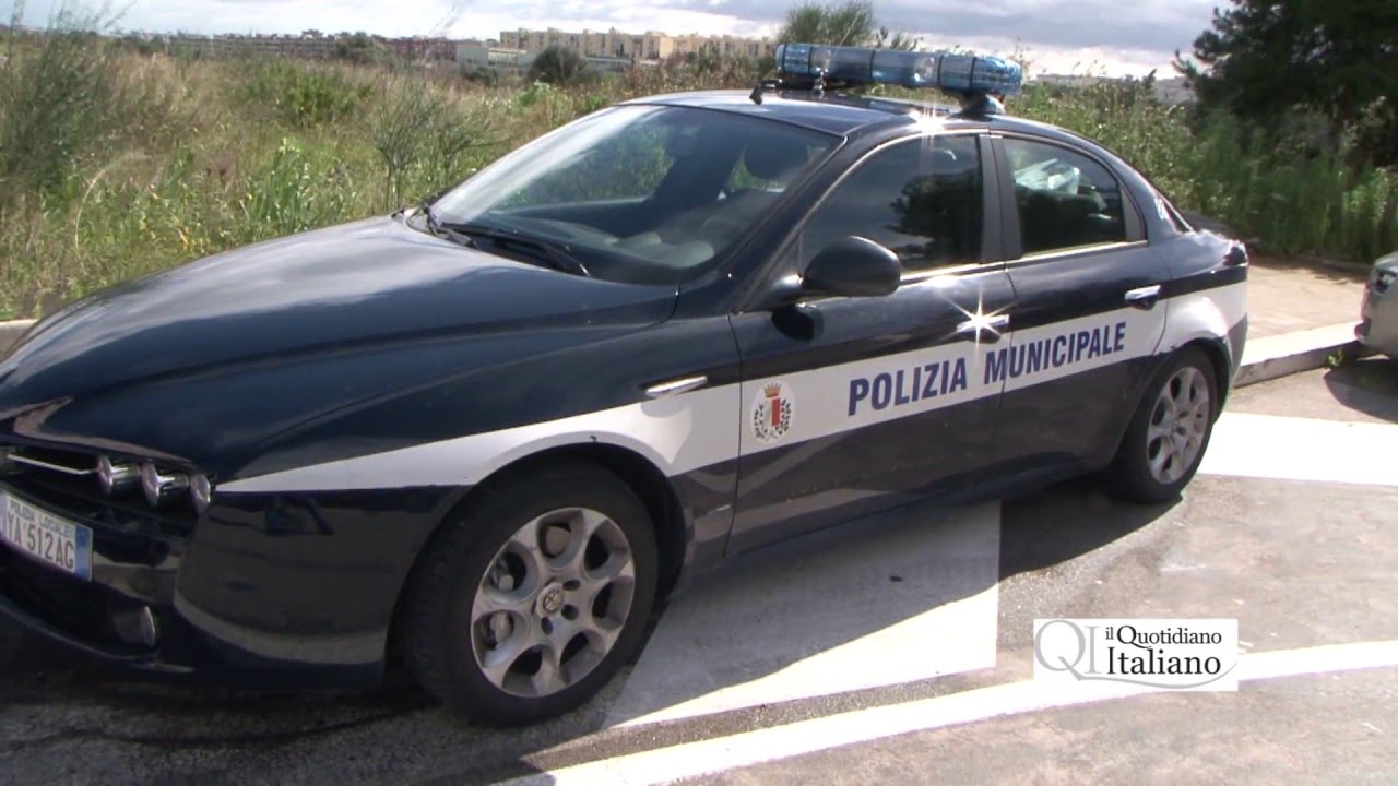 Bari, scontro con la Polizia locale: auto di servizio in divieto