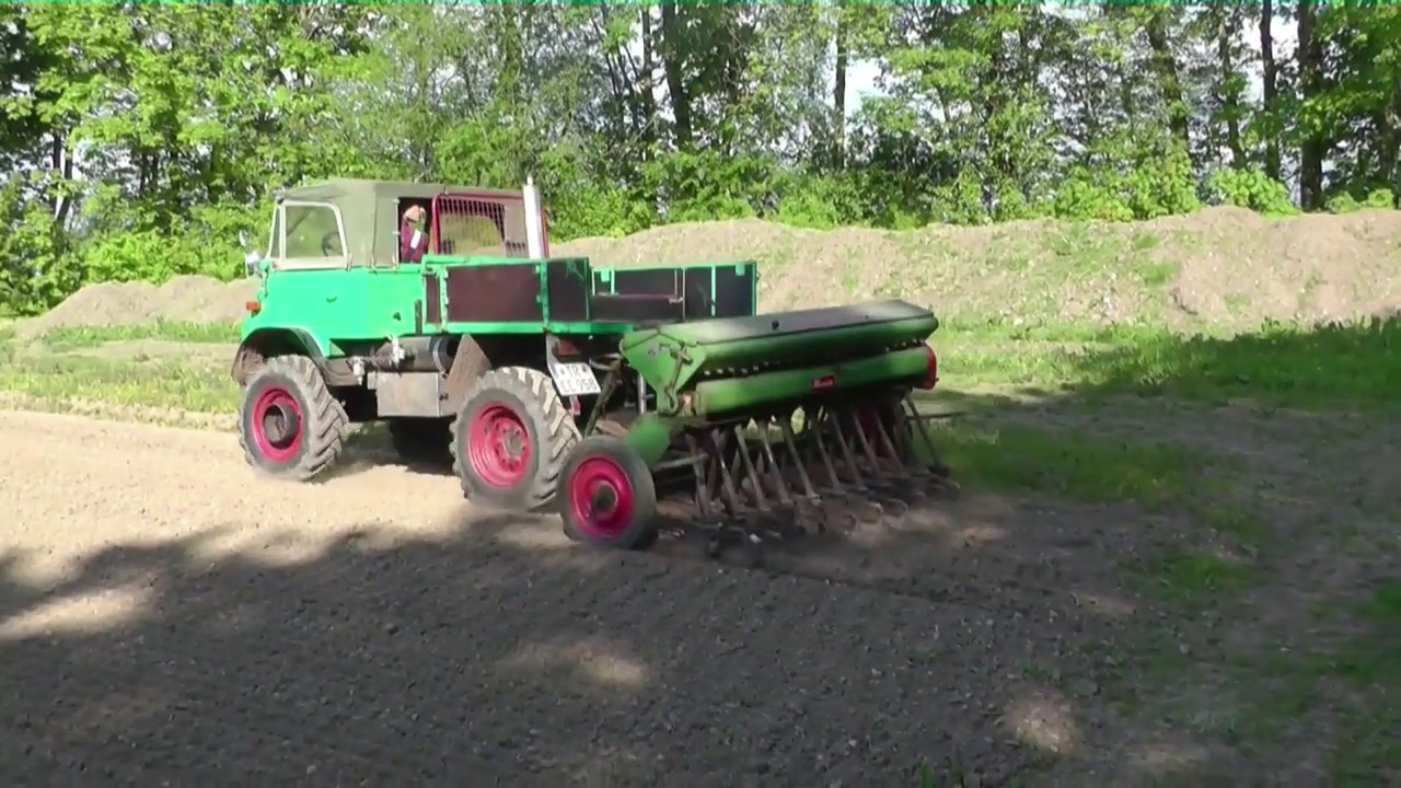 Säen mit Unimog 411 und Hassia Sämaschine