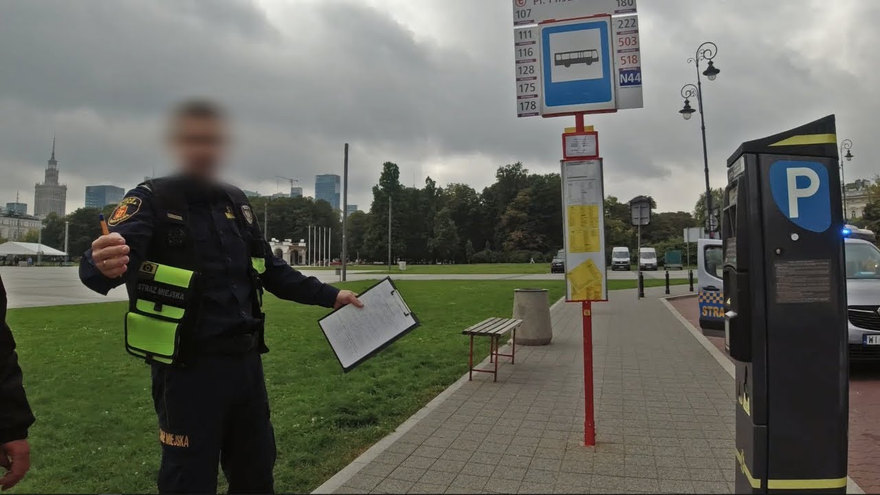 Dee Em | Przystanek niewidzialności