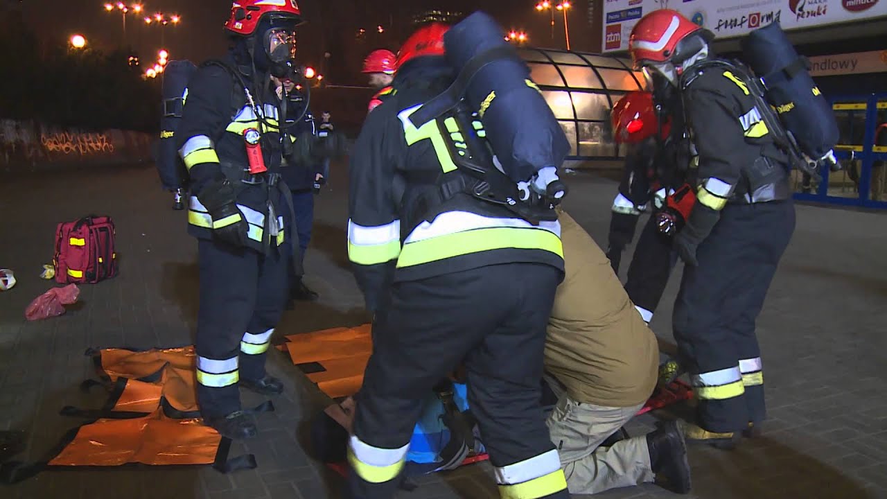 Nocne ćwiczenia w warszawskim metrze