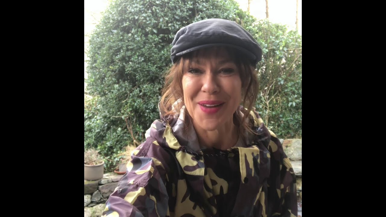 Cotiau glâw brand “Rain Kiss” ar gael o siop Joy Aberaeron
