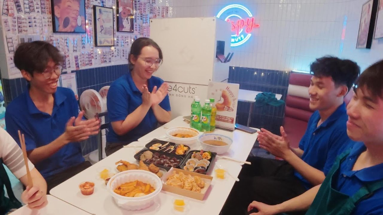 고생한 베트남 직원들에게 떡볶이와 튀김을 사줬더니 반응이?!!