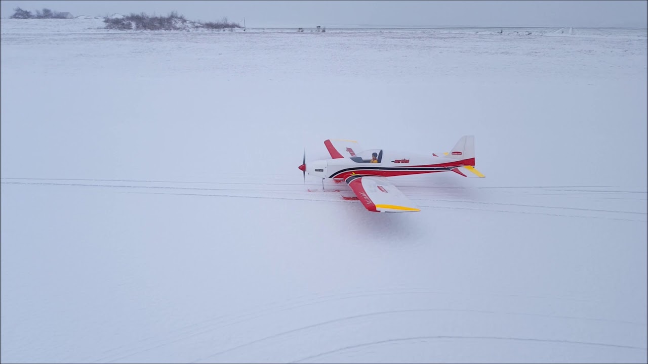 Avion Méridian Hangar 9 équipé de ski sur la neige