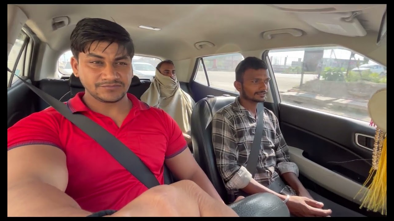 😂कार से निकलकर भाग गया😂